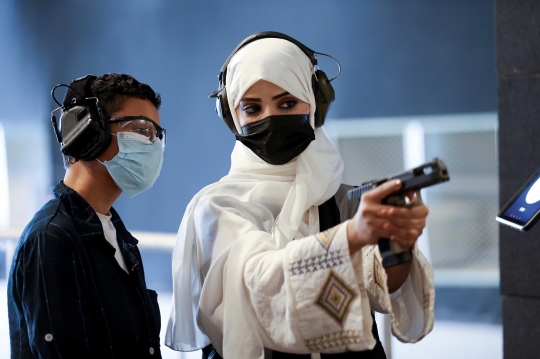 Kisah Perempuan Arab Saudi yang Jadi Pelatih Menembak