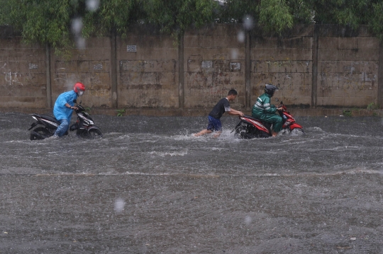 Hujan Lebat, Jalanan di Tangerang Selatan Tergenang Banjir