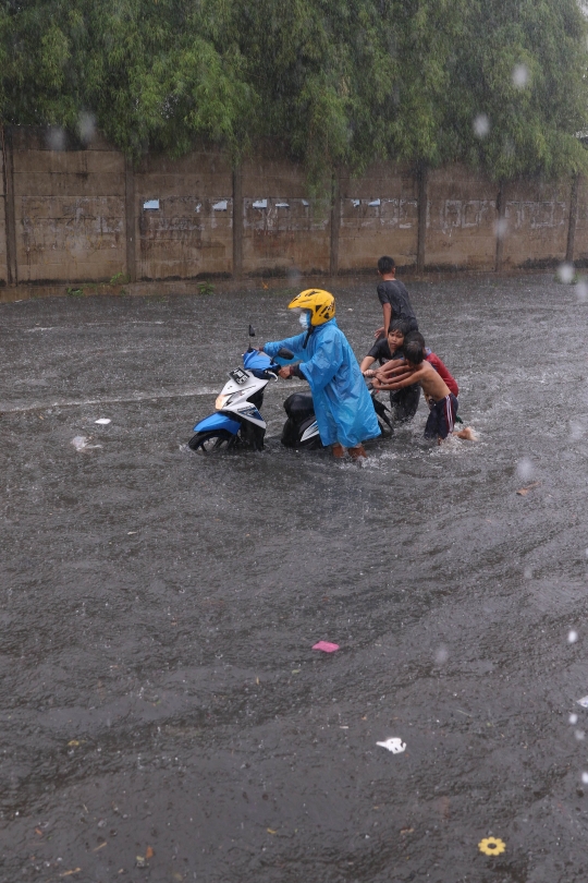 Hujan Lebat, Jalanan di Tangerang Selatan Tergenang Banjir