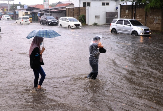 Hujan Lebat, Jalanan di Tangerang Selatan Tergenang Banjir