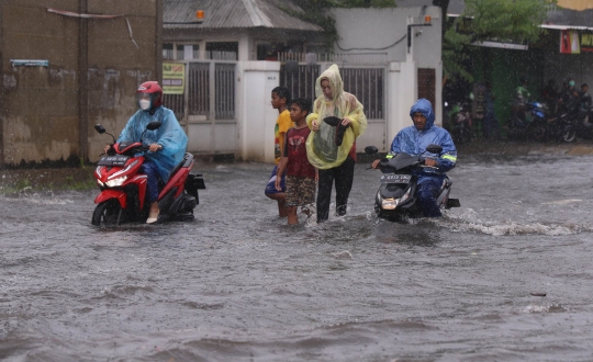 Hujan Lebat, Jalanan di Tangerang Selatan Tergenang Banjir