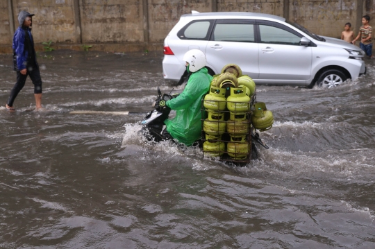 Hujan Lebat, Jalanan di Tangerang Selatan Tergenang Banjir