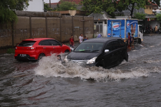 Hujan Lebat, Jalanan di Tangerang Selatan Tergenang Banjir