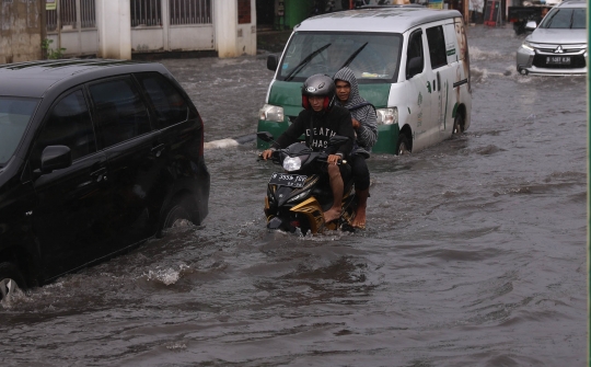 Hujan Lebat, Jalanan di Tangerang Selatan Tergenang Banjir