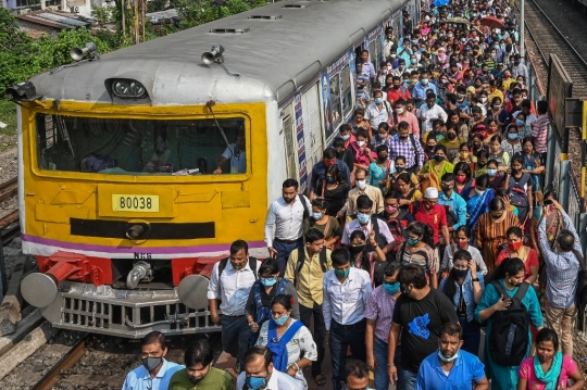 Warga India Padati Layanan Kereta Api yang Kembali Normal