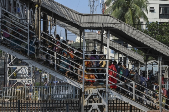 Warga India Padati Layanan Kereta Api yang Kembali Normal