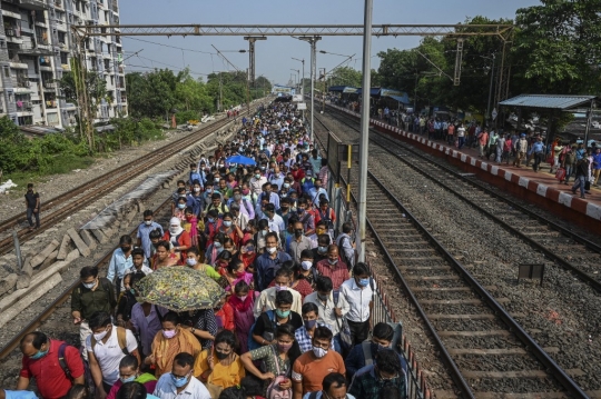 Warga India Padati Layanan Kereta Api yang Kembali Normal