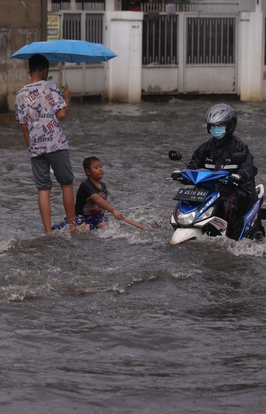 Ketika Banjir Jadi Arena Bermain Anak-Anak