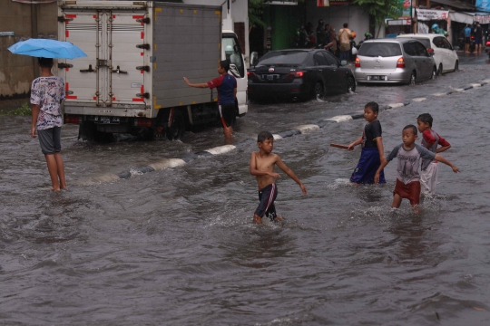 Ketika Banjir Jadi Arena Bermain Anak-Anak