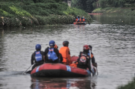 Pencarian Bocah Korban Tenggelam di Kanal Banjir Timur