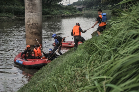 Pencarian Bocah Korban Tenggelam di Kanal Banjir Timur