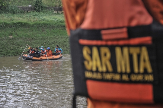 Pencarian Bocah Korban Tenggelam di Kanal Banjir Timur