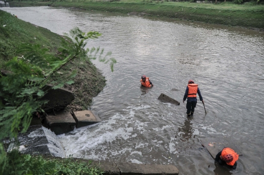 Pencarian Bocah Korban Tenggelam di Kanal Banjir Timur