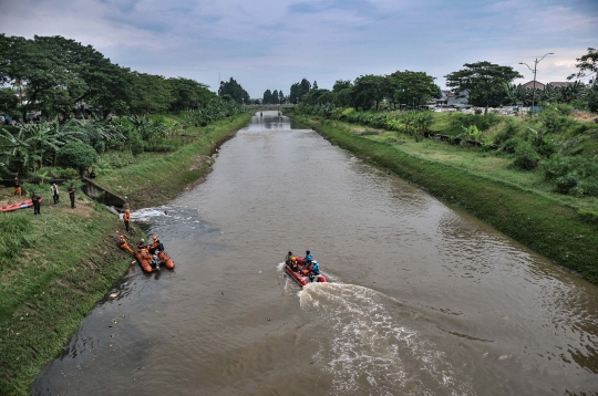 Pencarian Bocah Korban Tenggelam di Kanal Banjir Timur