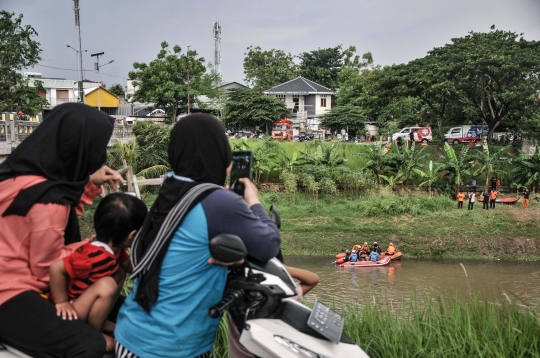 Pencarian Bocah Korban Tenggelam di Kanal Banjir Timur