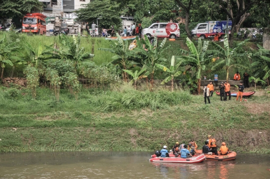 Pencarian Bocah Korban Tenggelam di Kanal Banjir Timur