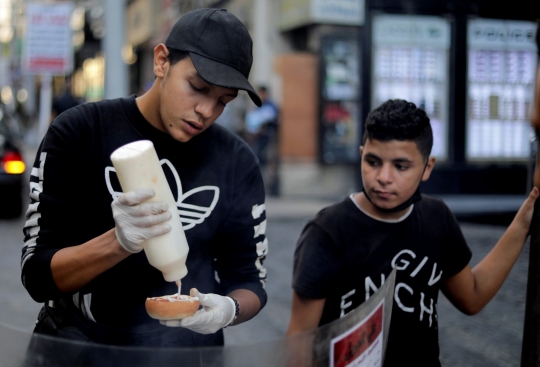 Kisah Pemuda Mesir Jualan Sandwich Keliling dengan Cara Unik