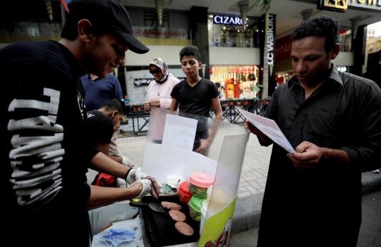 Kisah Pemuda Mesir Jualan Sandwich Keliling dengan Cara Unik