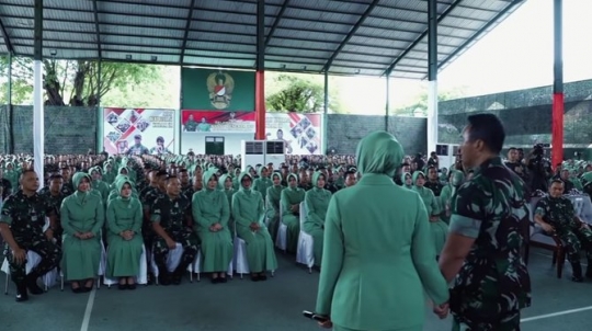 Ditunjuk Jokowi jadi Panglima TNI,Potret Romantis Andika Saat Genggam Tangan Istri