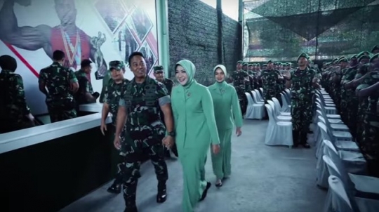 Ditunjuk Jokowi jadi Panglima TNI,Potret Romantis Andika Saat Genggam Tangan Istri
