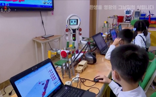 Robot Bantu Pelajar Korea Utara Belajar di Kelas