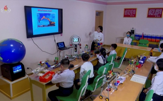 Robot Bantu Pelajar Korea Utara Belajar di Kelas