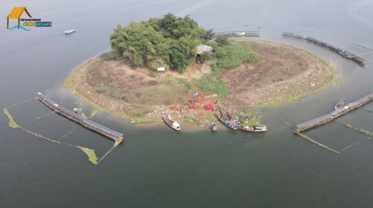 Potret Satu Keluarga Tinggal di Pulau Kecil, Bertahan Meski Tak Ada Listrik