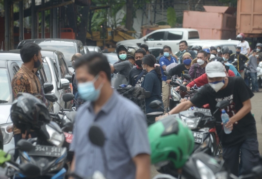 Antre Mengular Pengendara Bermotor Saat Uji Emisi Gratis