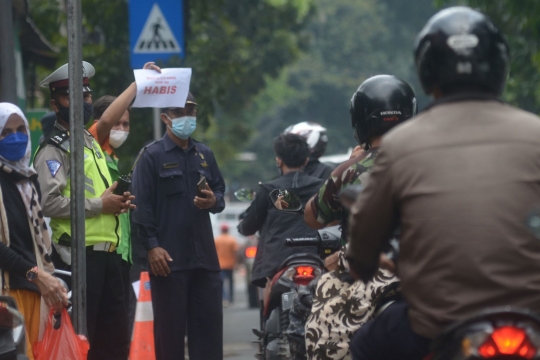 Antre Mengular Pengendara Bermotor Saat Uji Emisi Gratis