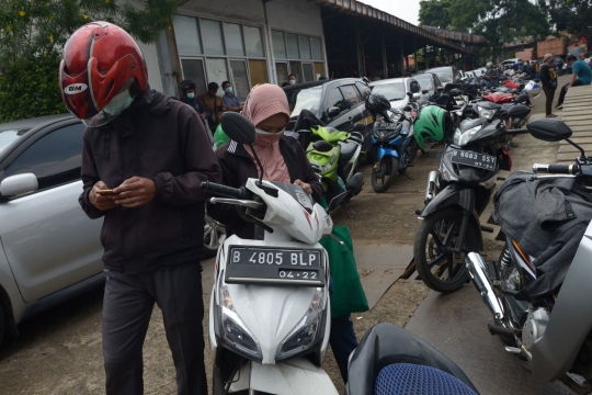 Antre Mengular Pengendara Bermotor Saat Uji Emisi Gratis