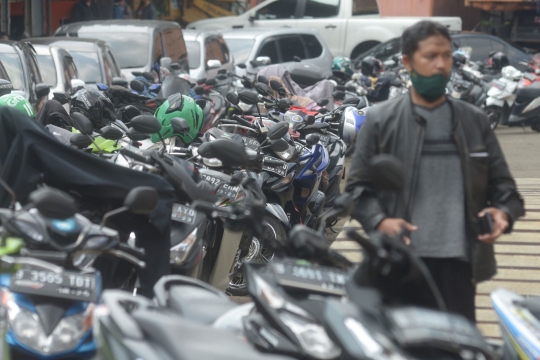Antre Mengular Pengendara Bermotor Saat Uji Emisi Gratis