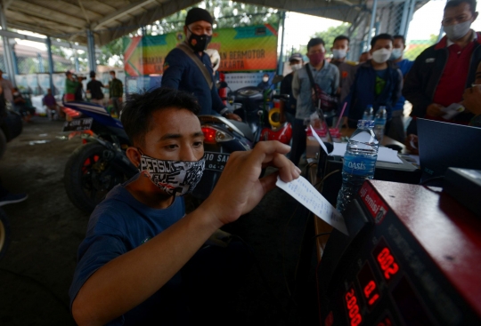 Antre Mengular Pengendara Bermotor Saat Uji Emisi Gratis