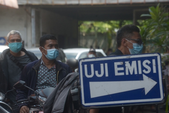Antre Mengular Pengendara Bermotor Saat Uji Emisi Gratis