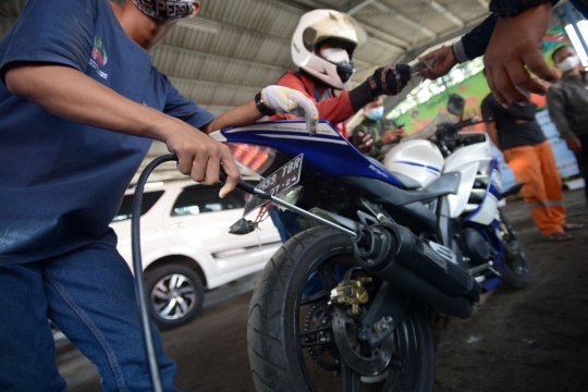 Antre Mengular Pengendara Bermotor Saat Uji Emisi Gratis