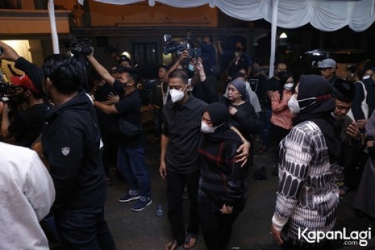 5 Potret Kedatangan Jenazah Vanessa Angel dan Bibi di Rumah Duka, Keluarga Menangis