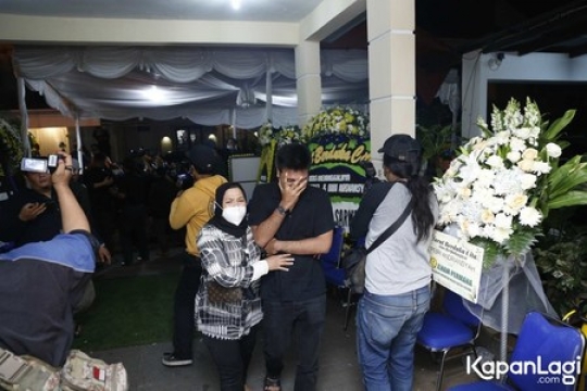 5 Potret Kedatangan Jenazah Vanessa Angel dan Bibi di Rumah Duka, Keluarga Menangis