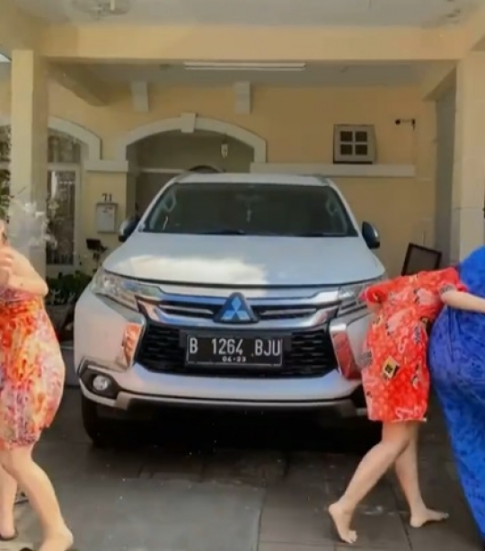 Mengenang Kebahagiaan Vanessa Angel dan Bibi saat Punya Pajero Baru untuk Keluarga