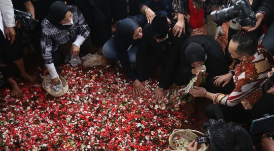 Suasana Pemakaman Vanessa Angel dan Bibi Ardiansyah di Taman Makam Islami Malaka