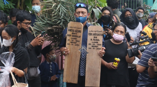 Suasana Pemakaman Vanessa Angel dan Bibi Ardiansyah di Taman Makam Islami Malaka