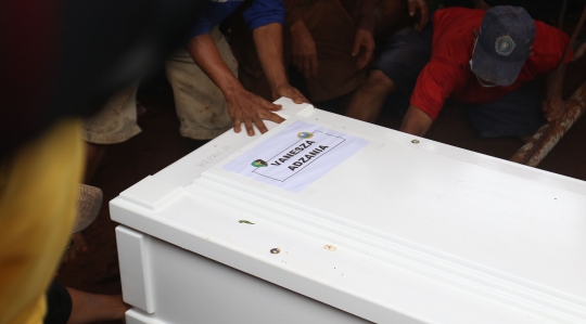 Suasana Pemakaman Vanessa Angel dan Bibi Ardiansyah di Taman Makam Islami Malaka