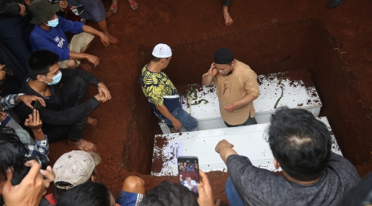 Suasana Pemakaman Vanessa Angel dan Bibi Ardiansyah di Taman Makam Islami Malaka