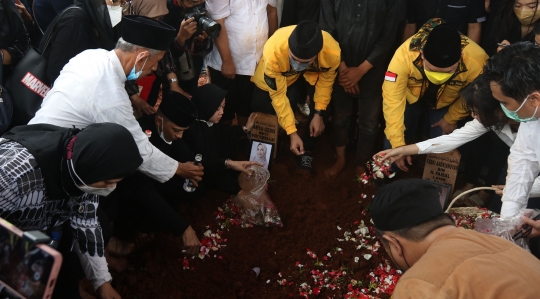 Suasana Pemakaman Vanessa Angel dan Bibi Ardiansyah di Taman Makam Islami Malaka