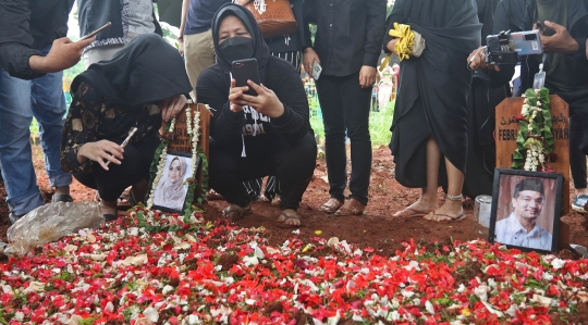 Suasana Pemakaman Vanessa Angel dan Bibi Ardiansyah di Taman Makam Islami Malaka