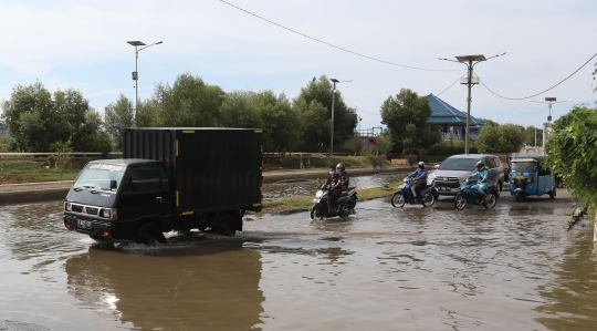 Banjir Rob Kembali Rendam Kawasan Muara Baru