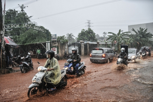 Waspada Genangan Lumpur di Jalan Raya Sawangan