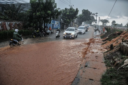 Waspada Genangan Lumpur di Jalan Raya Sawangan