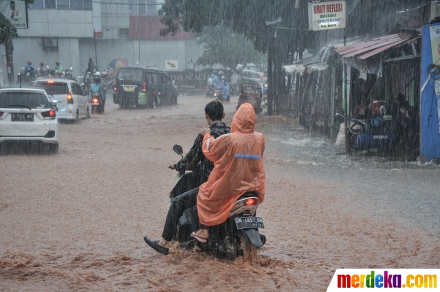 Foto : Waspada Genangan Lumpur di Jalan Raya Sawangan  merdeka.com