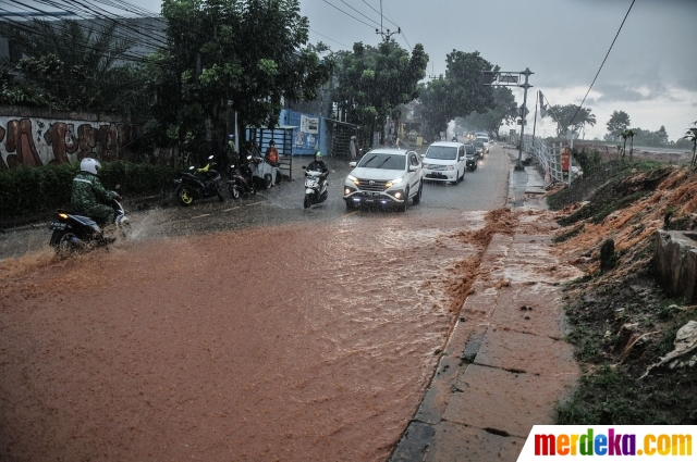 Foto : Waspada Genangan Lumpur di Jalan Raya Sawangan  merdeka.com