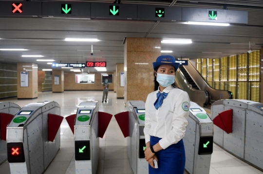 Antusiasme Warga Hanoi Jajal Kereta Komuter Perkotaan Pertama