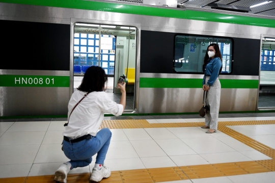 Antusiasme Warga Hanoi Jajal Kereta Komuter Perkotaan Pertama